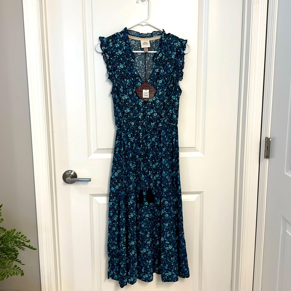 Pretty size XS dress with tie waist.length is 46”
💋Final price💋